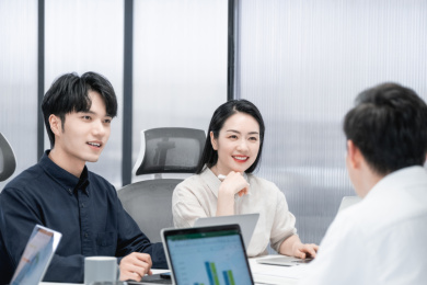 商务人士在办公室沟通工作