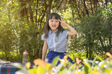 亚洲小女孩户外做ok手势拍照