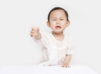 哭着伸手要东西的2岁宝宝