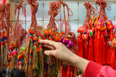 端午节一亚洲女性右手在挑选香包