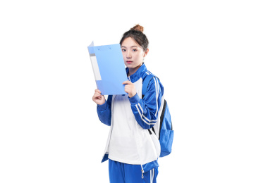 手里拿着文件夹的漂亮女学生