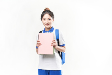 双手捧着书本的漂亮女学生