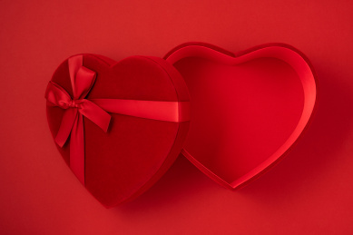 红色背景中打开的红色心形礼盒