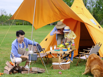 快乐的三口之家在户外做饭