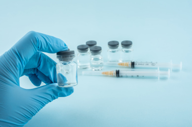 医生手拿疫苗药剂和注射器 