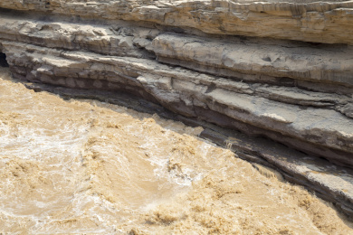 中国陕西山西黄河壶口瀑布两岸澎湃的江水