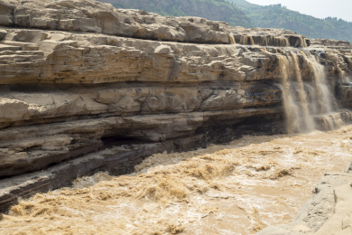 中国陕西山西黄河壶口瀑布两岸澎湃的江水