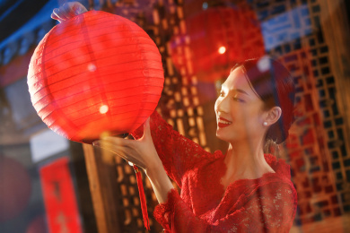 年轻女人过年挂红灯笼