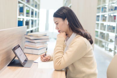 一名东方美女在使用平板电脑进行在线学习