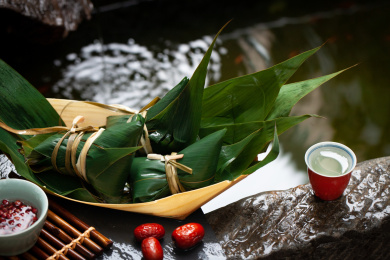 端午节水塘边的粽子与茶水