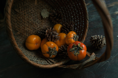 放在竹筐里的新鲜柿子