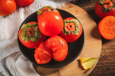 盘子里装着火晶柿子