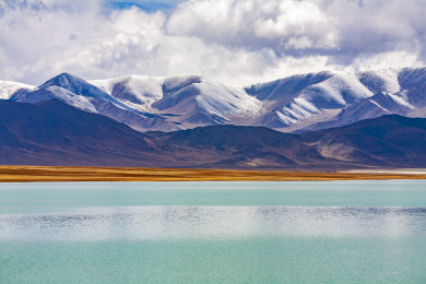 中国西藏阿里北线的别若则错的美丽风光