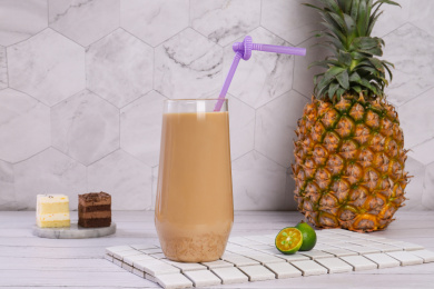 放在玻璃杯中的热饮奶茶