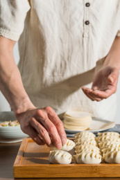 包制手工水饺并整齐排列在托盘上