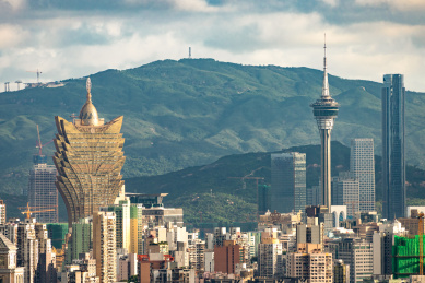 中国澳门塔与新葡京酒店城市风光