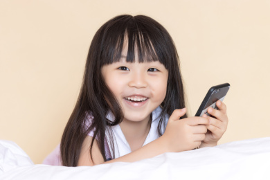 亚洲小女孩在家开心的看手机