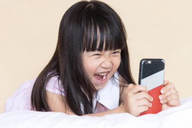 亚洲小女孩在家开心的看手机
