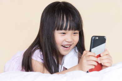 亚洲小女孩在家开心的看手机