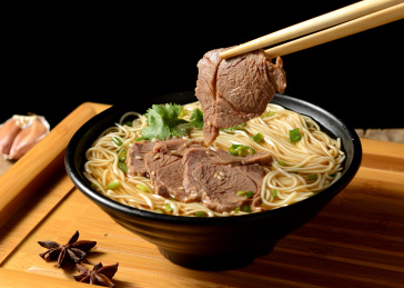 餐具里摆放的羊肉拉面