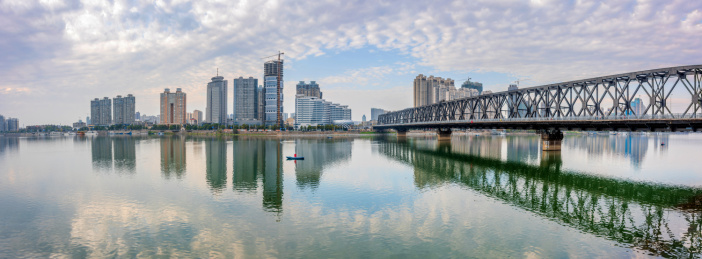 中国湖北襄阳汉江大桥全景风光