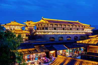 中国湖北襄阳唐城影视基地夜景风光