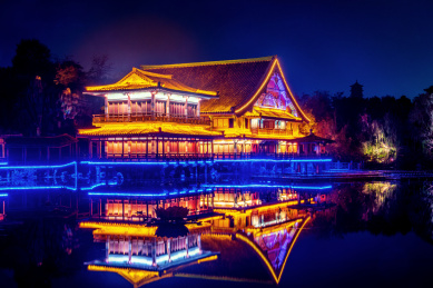 中国湖北襄阳唐城影视基地夜景风光