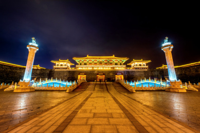 中国湖北襄阳唐城影视基地夜景风光