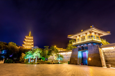 中国湖北襄阳唐城影视基地夜景风光