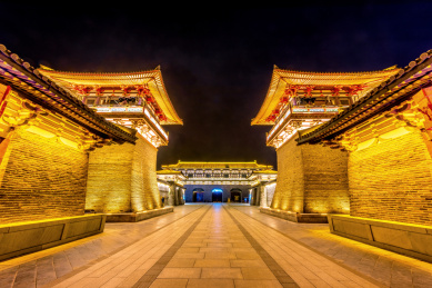 中国湖北襄阳唐城影视基地夜景风光