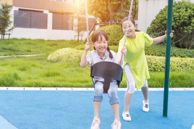 两个玩秋千的小女孩