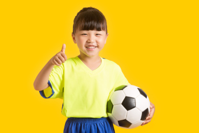 穿运动服的小女孩和足球