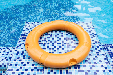 岸边的救生圈和游泳池