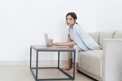 亚裔女性居家办公