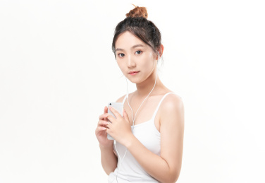 带着耳机正在听音乐的亚洲美女