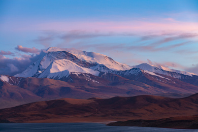 中国西藏日落黄昏时纳木那尼峰