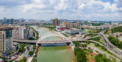 中国广东省江门市东华大桥城市天际线