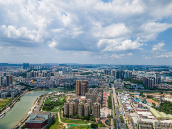 中国广东省江门市蓬江两岸城市天际线航拍