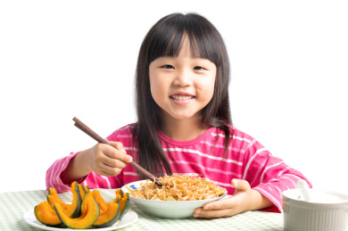 吃面条的亚洲小女孩