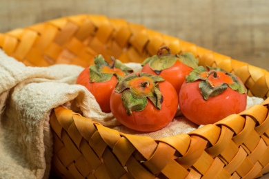 方形编织筐与橙红色小柿子