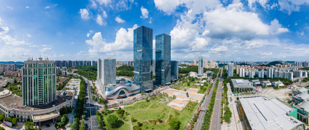 中国广东省江门市五邑华侨广场和万达广场全景