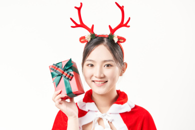 手捧礼盒的圣诞女孩