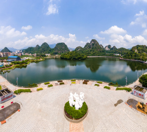 中国广东省云浮市蟠龙天湖城市天际线全景