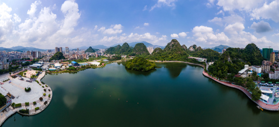 中国广东省云浮市蟠龙天湖城市天际线全景