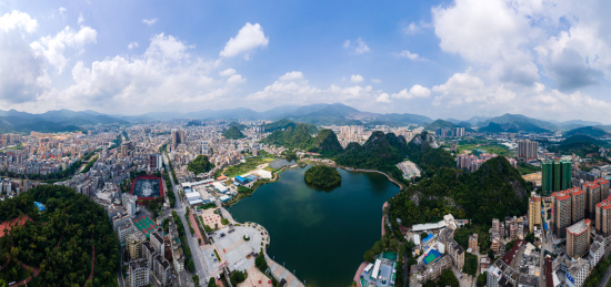 中国广东省云浮市蟠龙天湖城市天际线全景