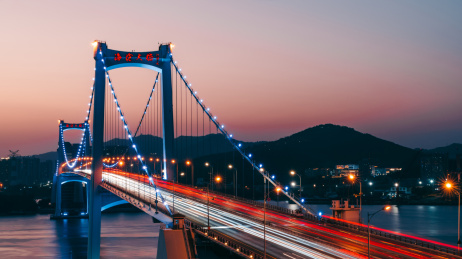 中国福建厦门海沧大桥的黎明