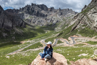 在山上看风景的的年轻女人