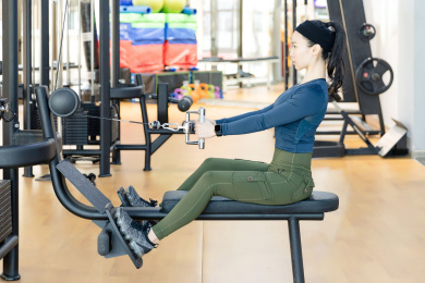 健身房女生拉练器械力量训练