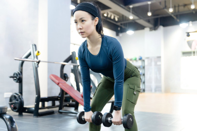 健身房运动女性拿哑铃力量训练