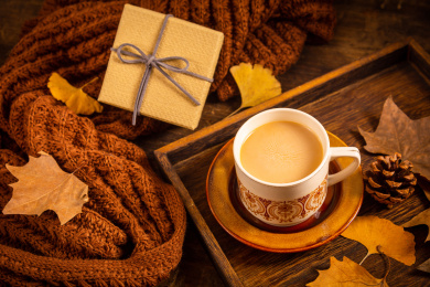 秋季木桌上的一杯热咖啡